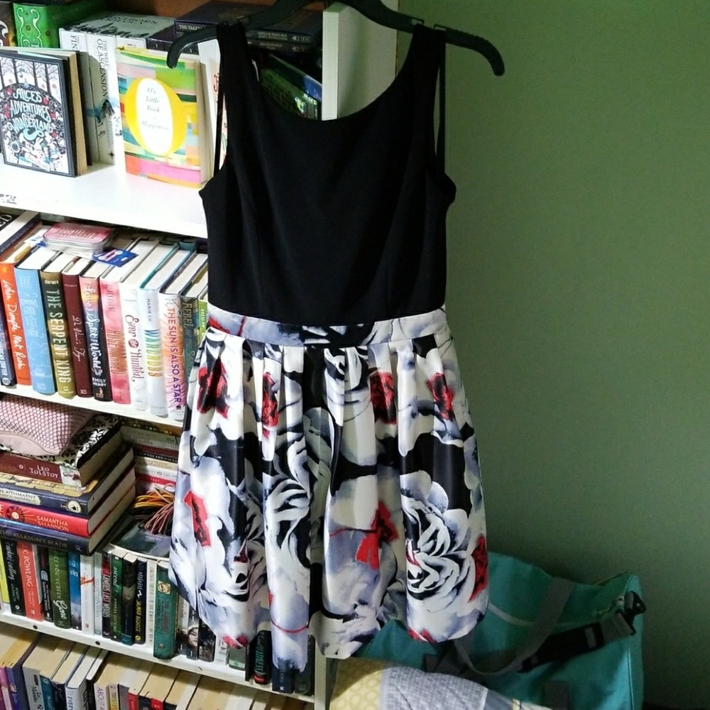 Sleeveless Knee-Length dress